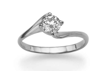 Nabídka zásnubních prstenů je dnes velice široká. Váš zásnubní prsten může vypadat např. takto. Měl by jej zdobit jeden větší "kámen" - zirkon, diamant apod.